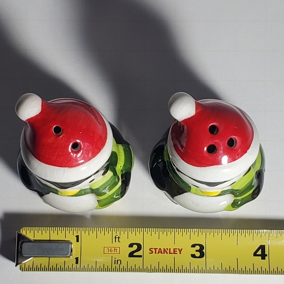 Penguin Salt & Pepper Shakers Holiday Theme with Hats & Scarves New with Tags - Picture 10 of 10